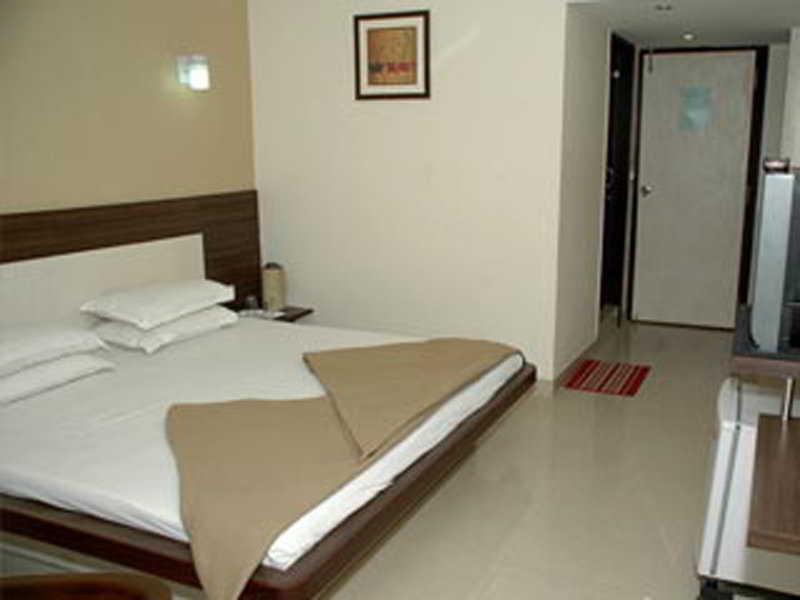 Hotel Savshanti Towers Vadodara Exterior foto