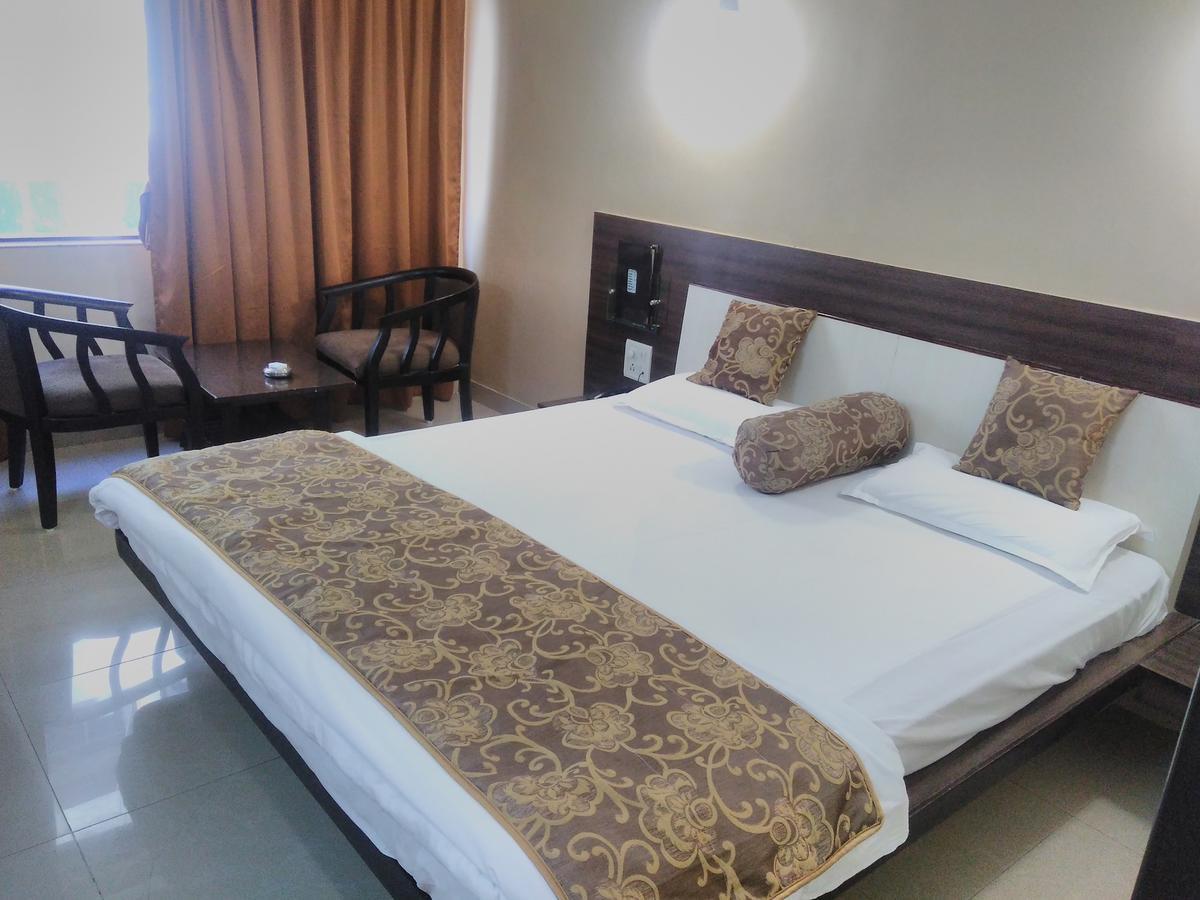 Hotel Savshanti Towers Vadodara Exterior foto