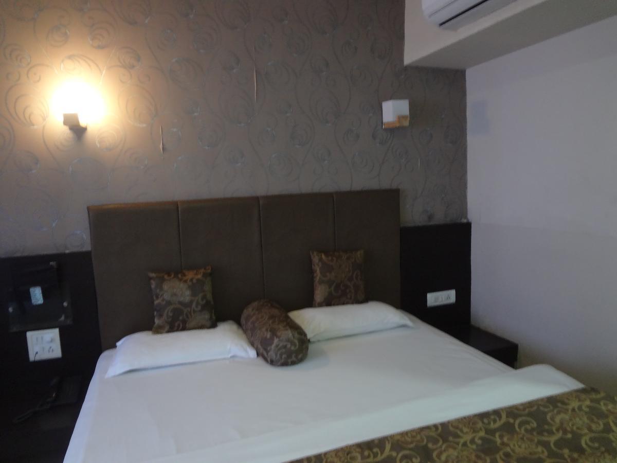 Hotel Savshanti Towers Vadodara Exterior foto