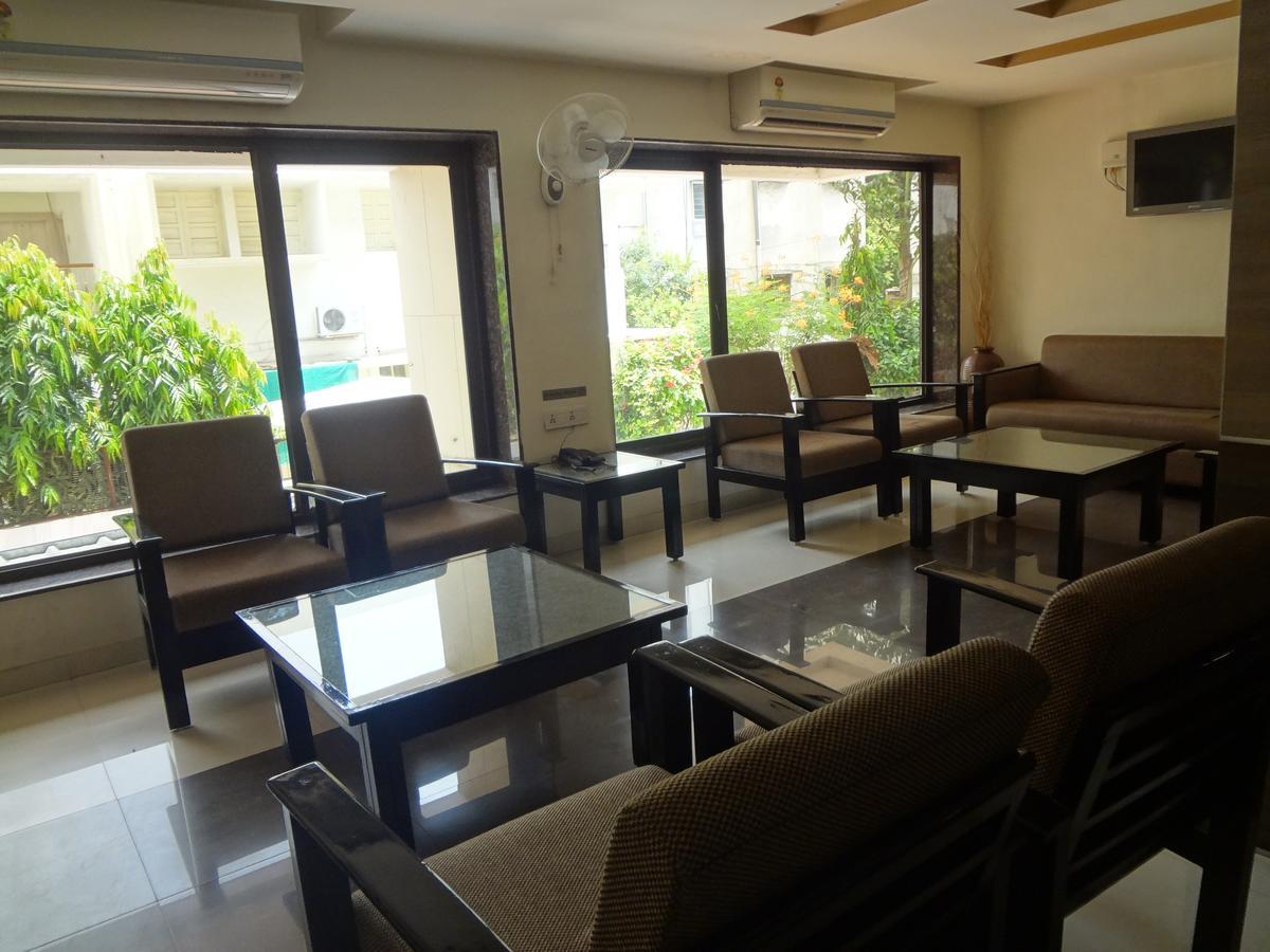 Hotel Savshanti Towers Vadodara Exterior foto