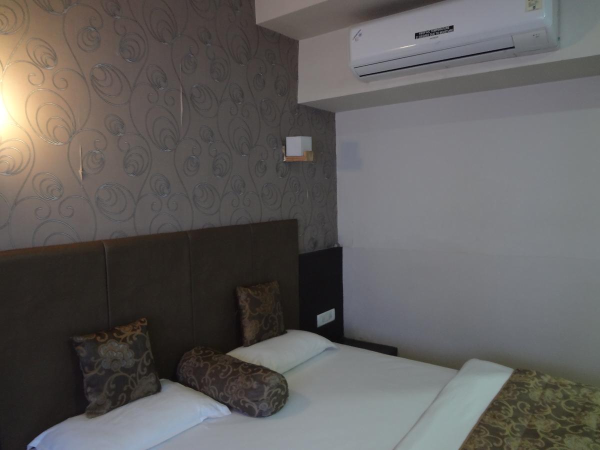 Hotel Savshanti Towers Vadodara Exterior foto