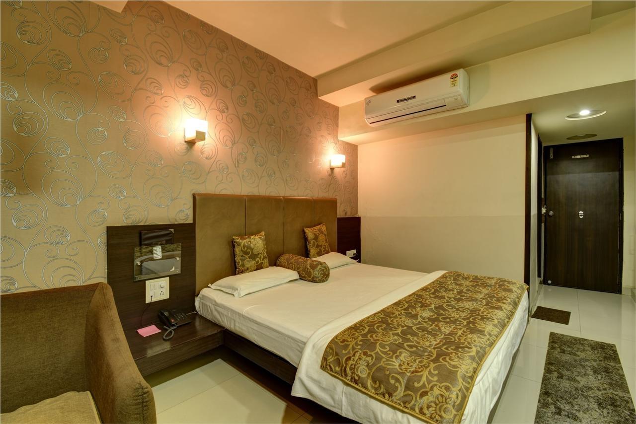 Hotel Savshanti Towers Vadodara Exterior foto